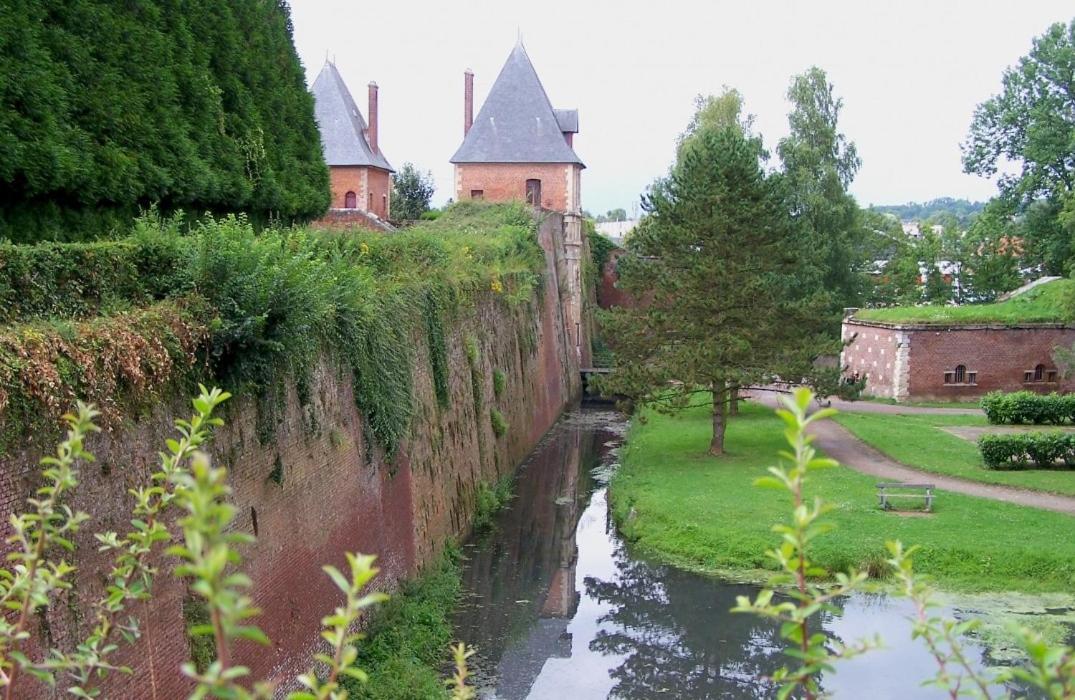 Aparthotel Les Insolites du Brochet à Péronne Extérieur photo